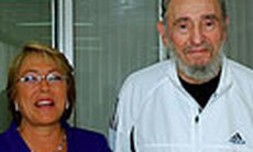 Cựu chủ tịch Cuba Fidel Castro đi dạo tại Havana